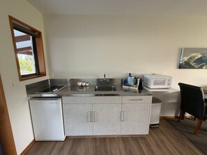 Studio exécutif, vue sur la montagne (Studio with spa bath) | Cuisine privée | Réfrigérateur, four à micro-ondes, surface de cuisson, cafetière-théière