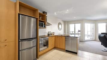 Apartamento, 1 habitación, vistas parciales al mar | Cocina privada | Frigorífico grande, microondas, horno y placa de cocina
