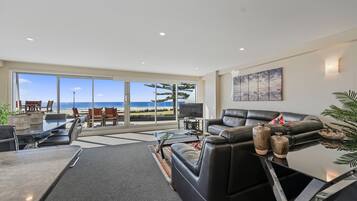 Apartment, 2 Bedrooms, Ocean View | Living area