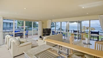 Apartamento, 2 habitaciones, vistas al mar | Zona de estar | Una televisión, un reproductor de DVD
