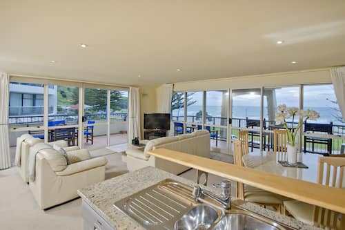 Apartment, 2 Bedrooms, Ocean View | Living area