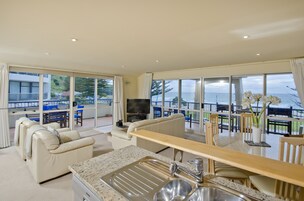 公寓, 2 间卧室, 海洋景观 | 起居区 | 电视、DVD 播放器