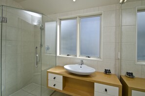 Penthouse, 2 slaapkamers, uitzicht op zee | Badkamer | Een douche, gratis toiletartikelen, een haardroger, handdoeken