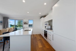 Apartment, 1 Bedroom, Ocean View | Private kitchen