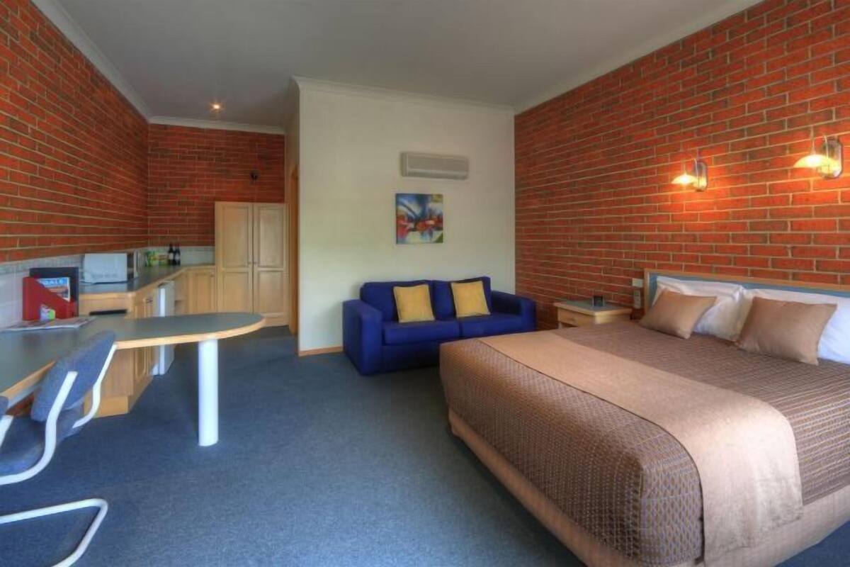 Desk, blackout curtains, iron/ironing board, free WiFi