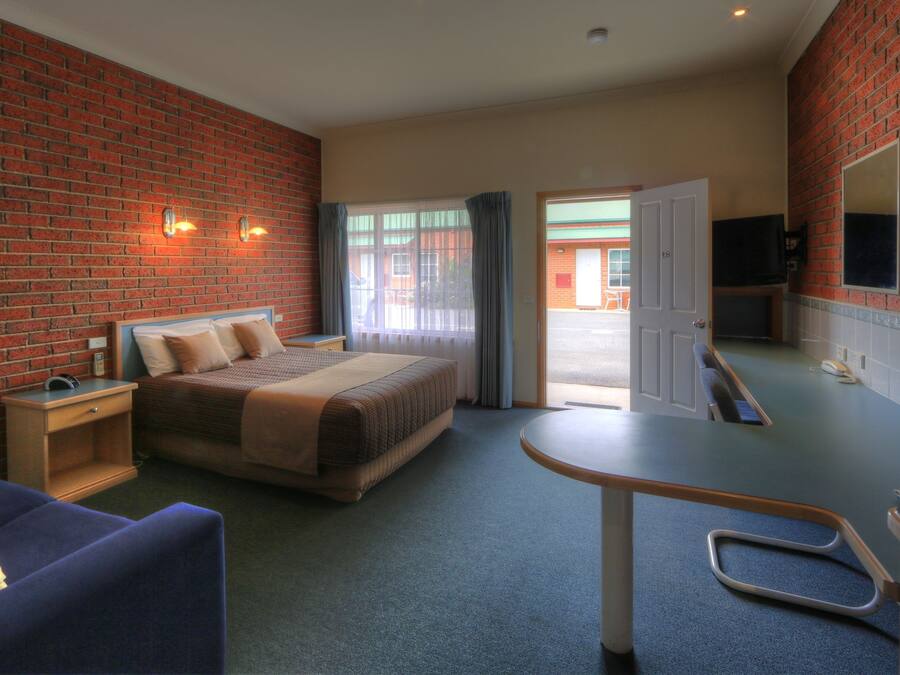 Schreibtisch, Verdunkelungsvorhänge, Bügeleisen/Bügelbrett