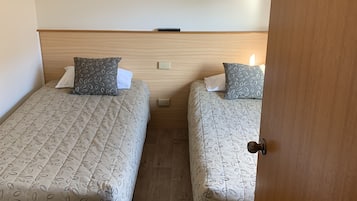 Kolmen hengen huone | Työpöytä, pimennysverhot, silitysrauta/-lauta, ilmainen Wi-Fi