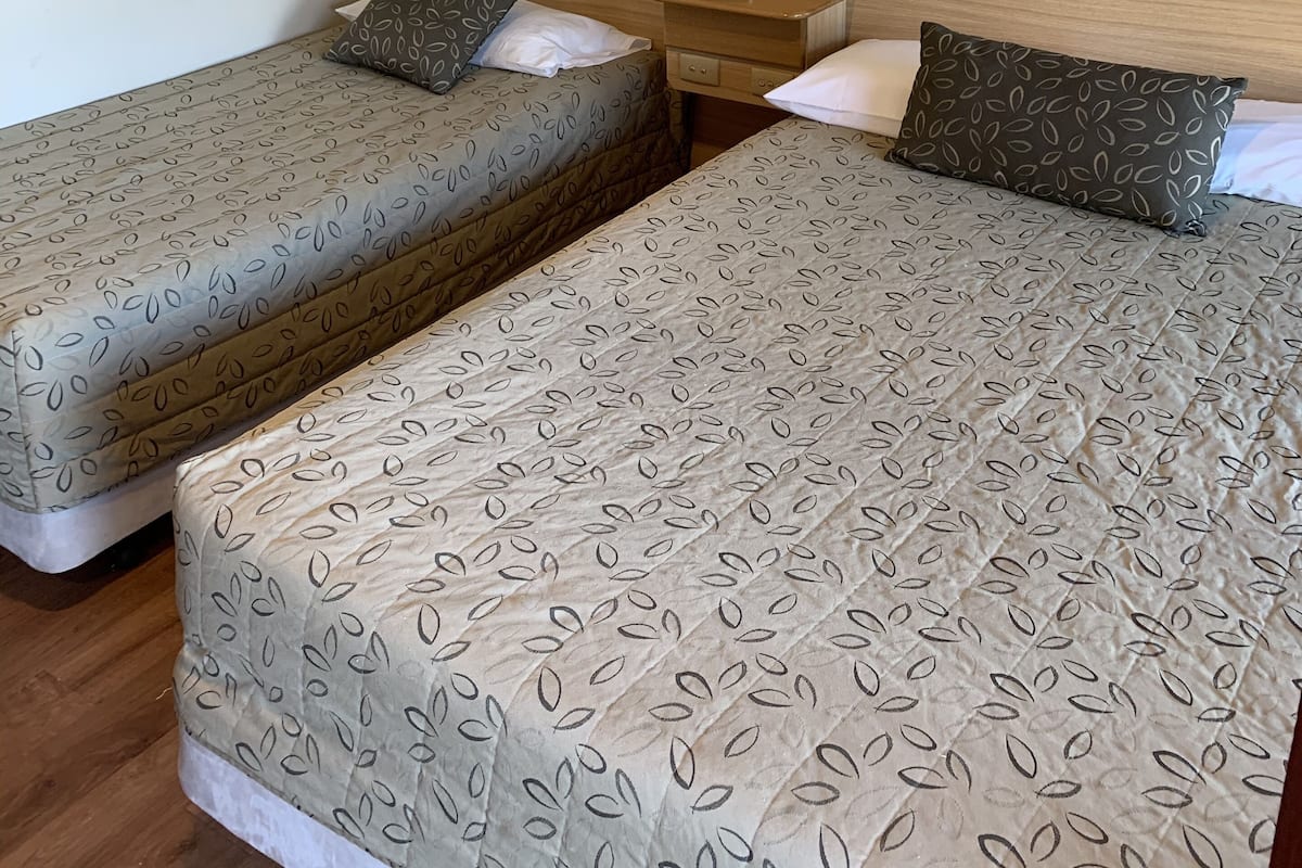 Habitación triple | Escritorio, cortinas blackout y tabla de planchar con plancha