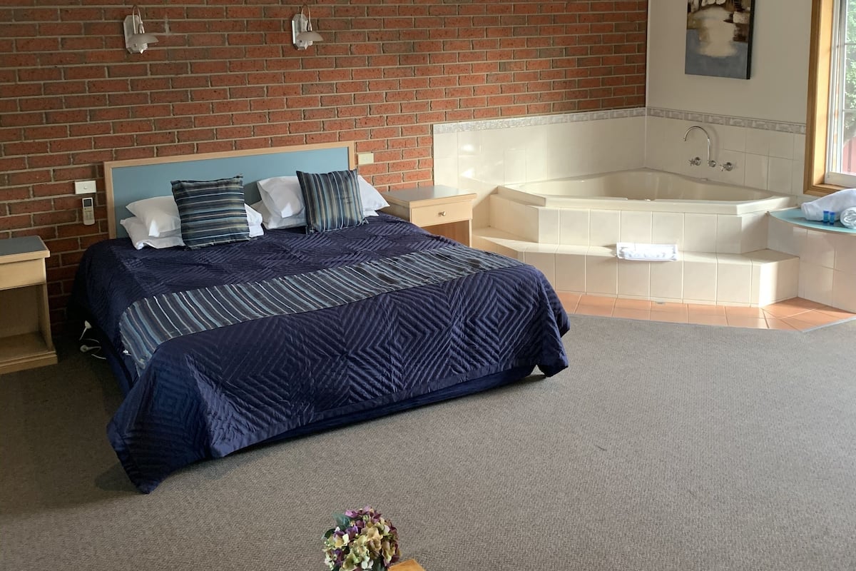 Habitación doble | Escritorio, cortinas blackout y tabla de planchar con plancha