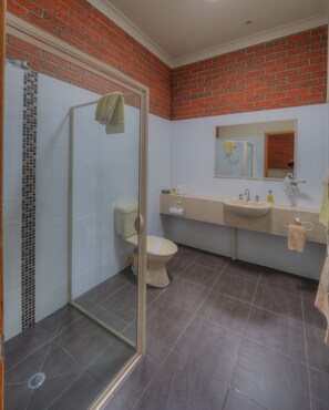 Deluxe Suite | Bathroom | Shower, free toiletries, hair dryer, towels - Bairnsdale Tanjil Motor Inn (Bairnsdale)
