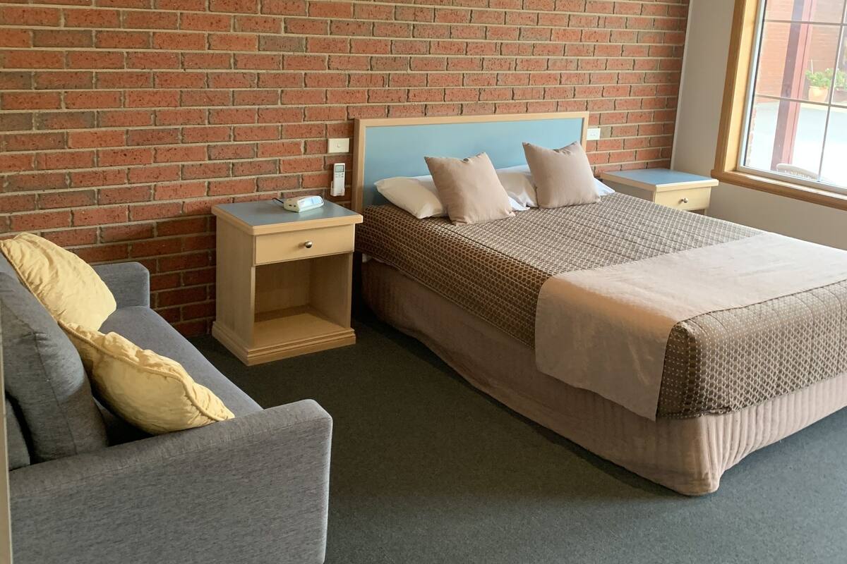 Deluxe Single/Double Room | Desk, blackout curtains, iron/ironing board, free WiFi