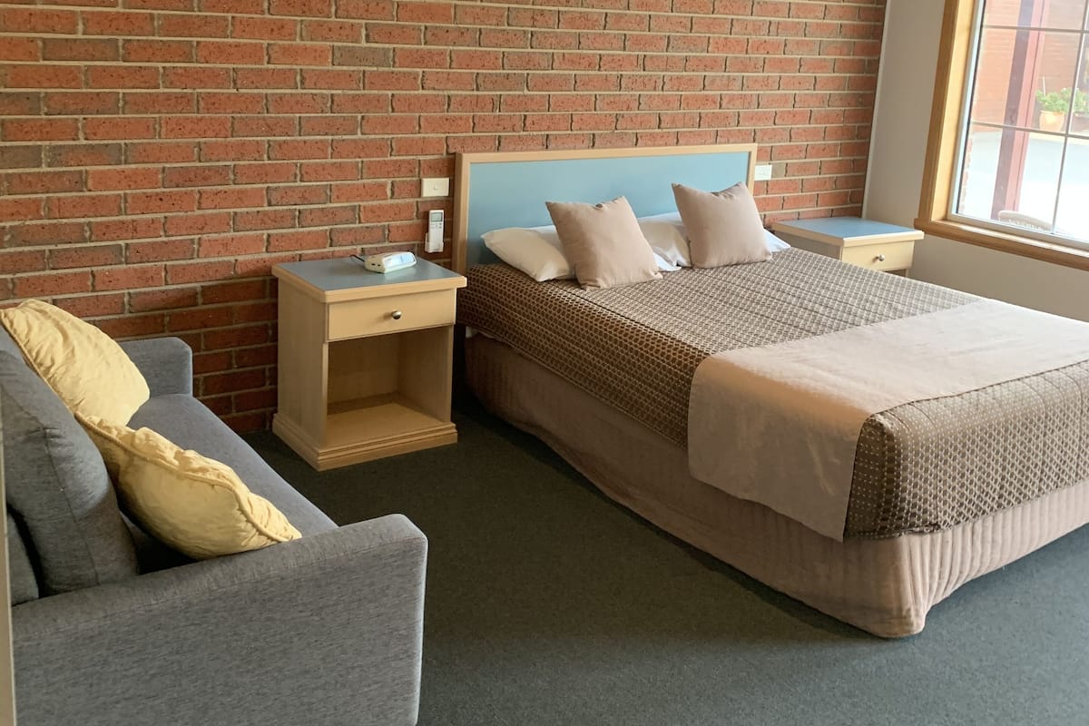 Habitación doble | Escritorio, cortinas blackout y tabla de planchar con plancha