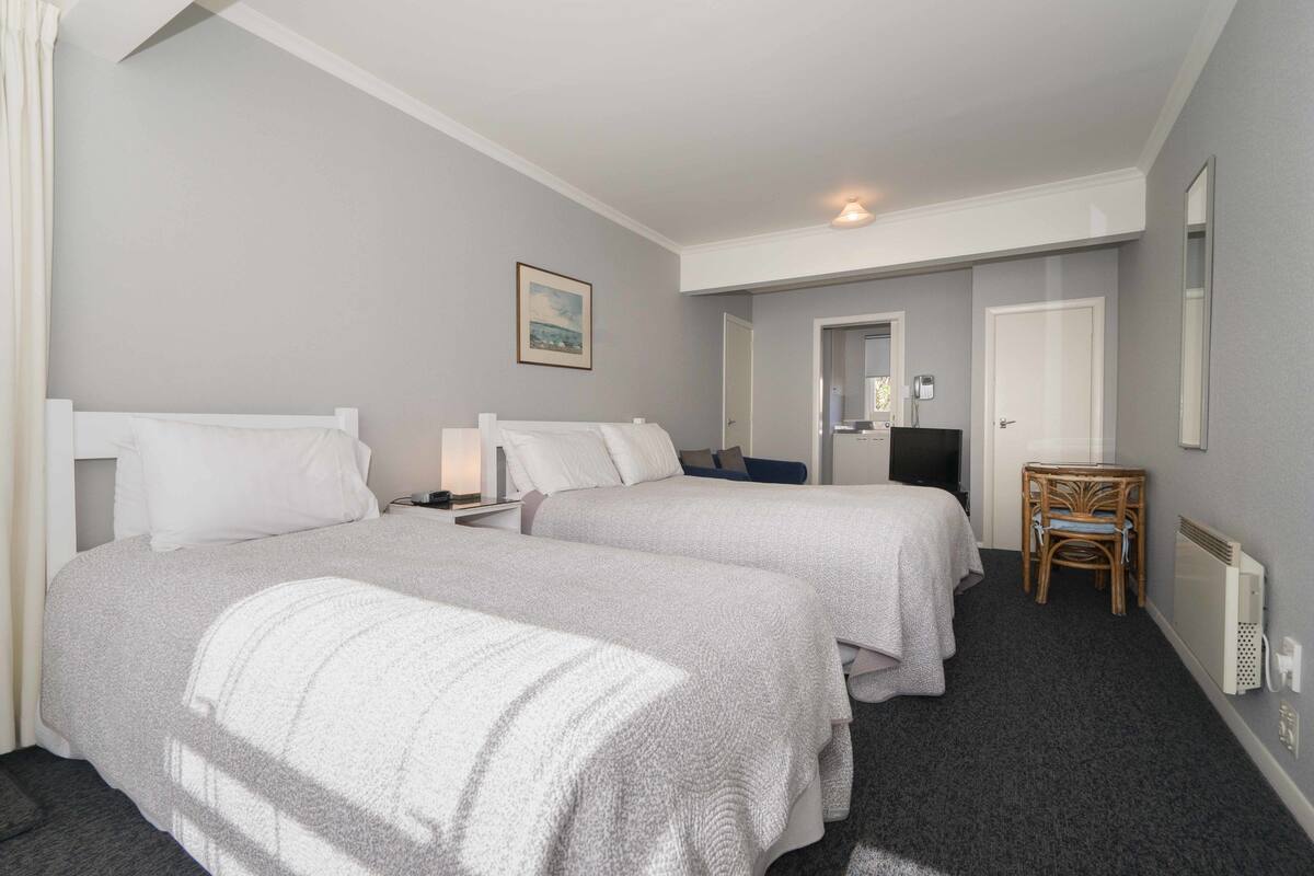 Standard Motel Room 1 Queen and 1 Single | Free WiFi, bed sheets
