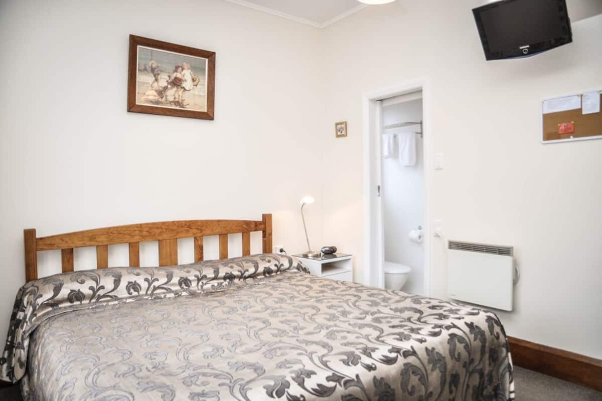 Nelson in Lodge Budget Room (Small Room: Upstairs,Small Ensuite) best suited for 1 person | Free WiFi, bed sheets