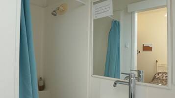 Hamilton in Lodge Budget Room (Small Room: Upstairs,Small Ensuite) best suited for 1 person | Free WiFi, bed sheets