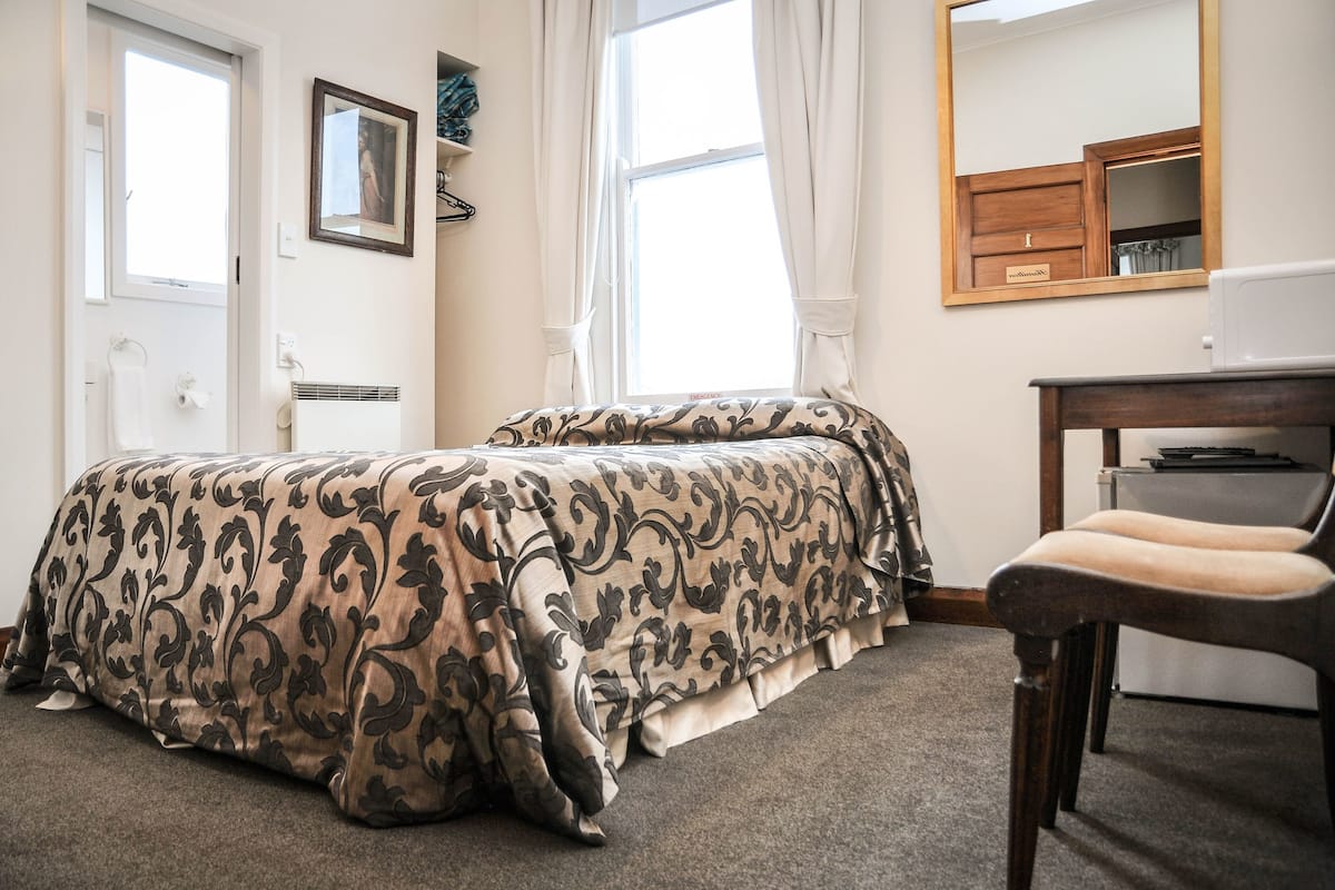 Hamilton in Lodge Budget Room (Small Room: Upstairs,Small Ensuite) best suited for 1 person | Free WiFi, bed sheets