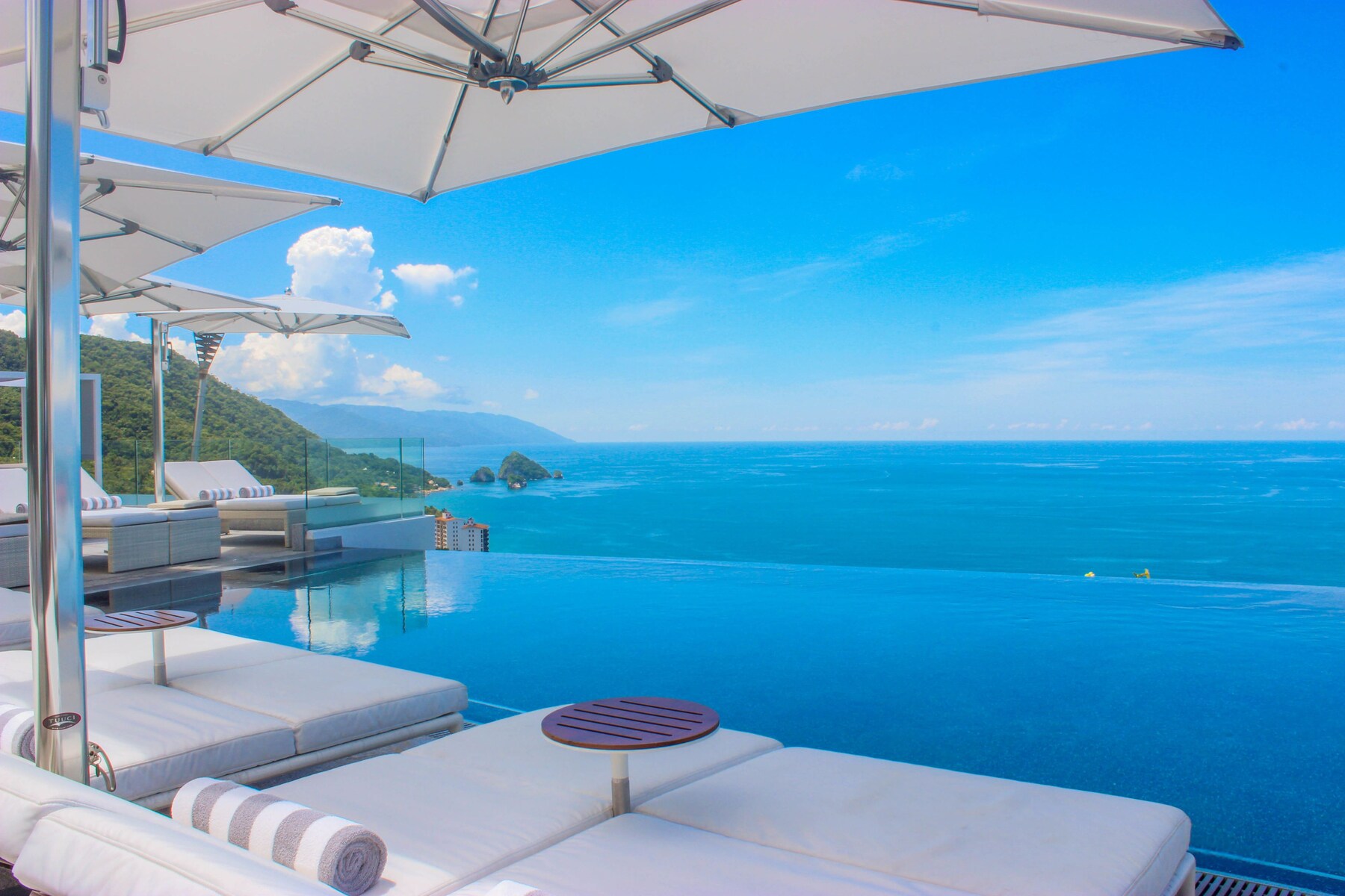 4 outdoor pools, free cabanas, pool umbrellas
