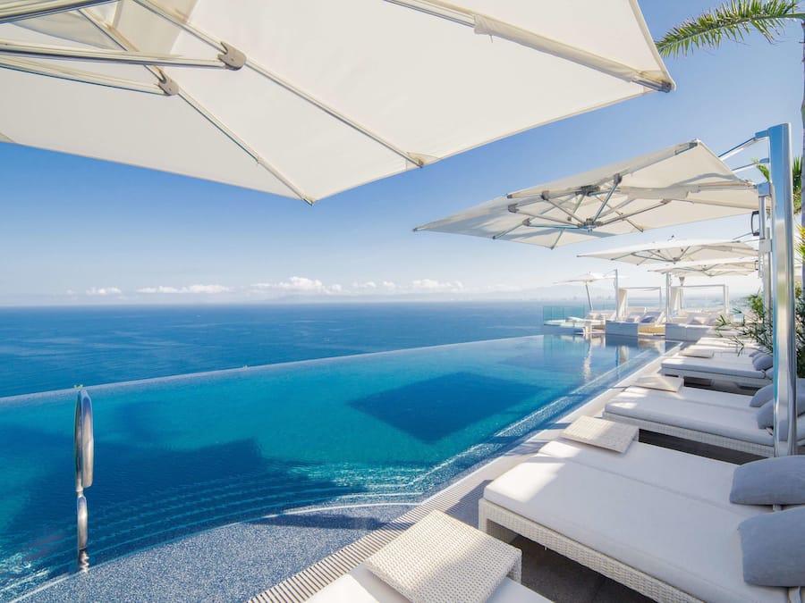 4 piscinas al aire libre, camas de piscina gratis, sombrillas