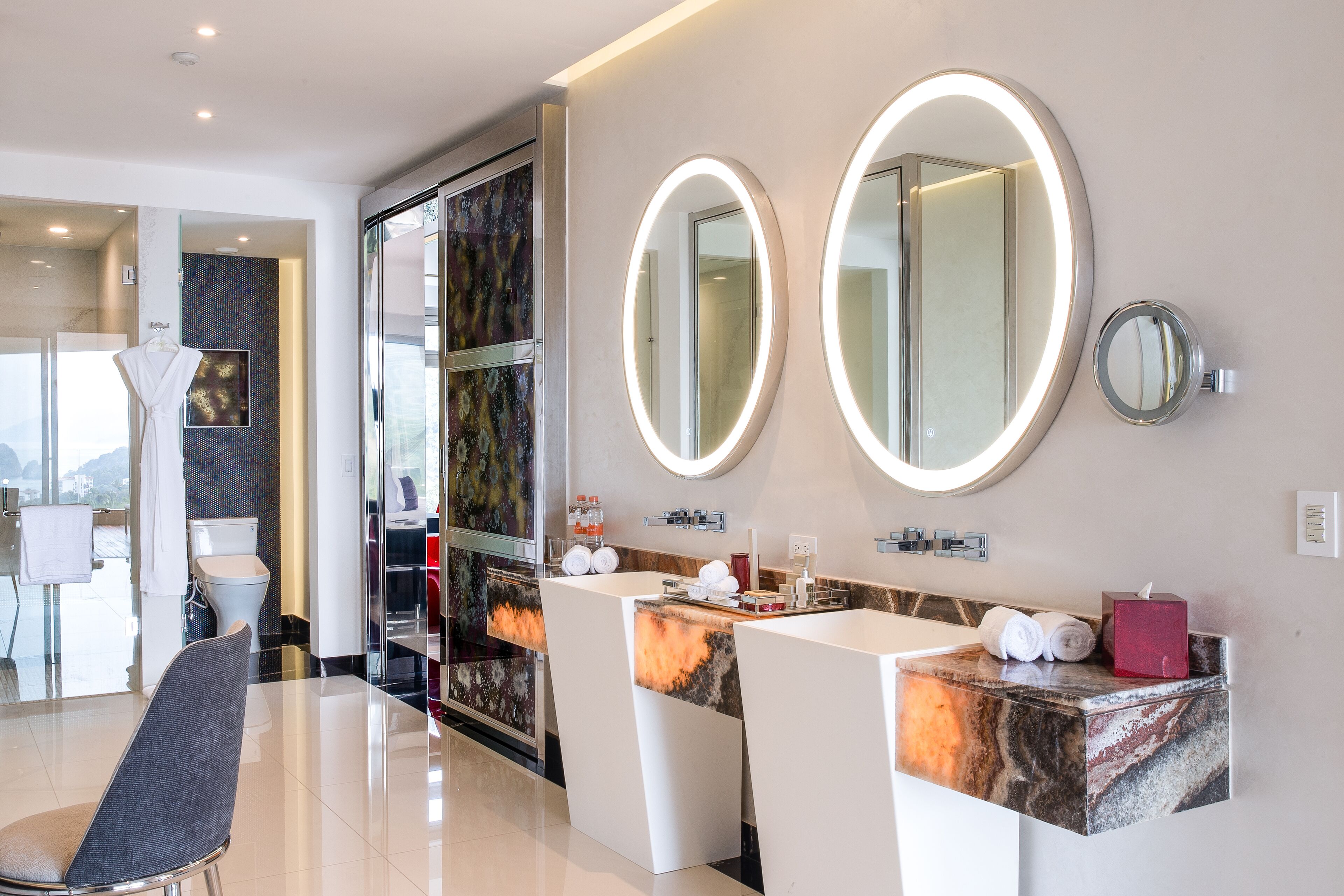 Shower, rainfall showerhead, free toiletries, hair dryer