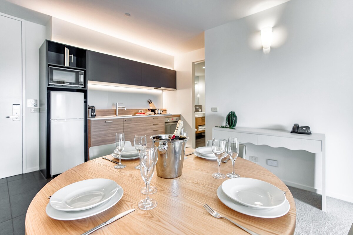 2 Bedroom Apartment - Bay & Park Views | Laptop workspace, soundproofing, iron/ironing board, cribs (surcharge)