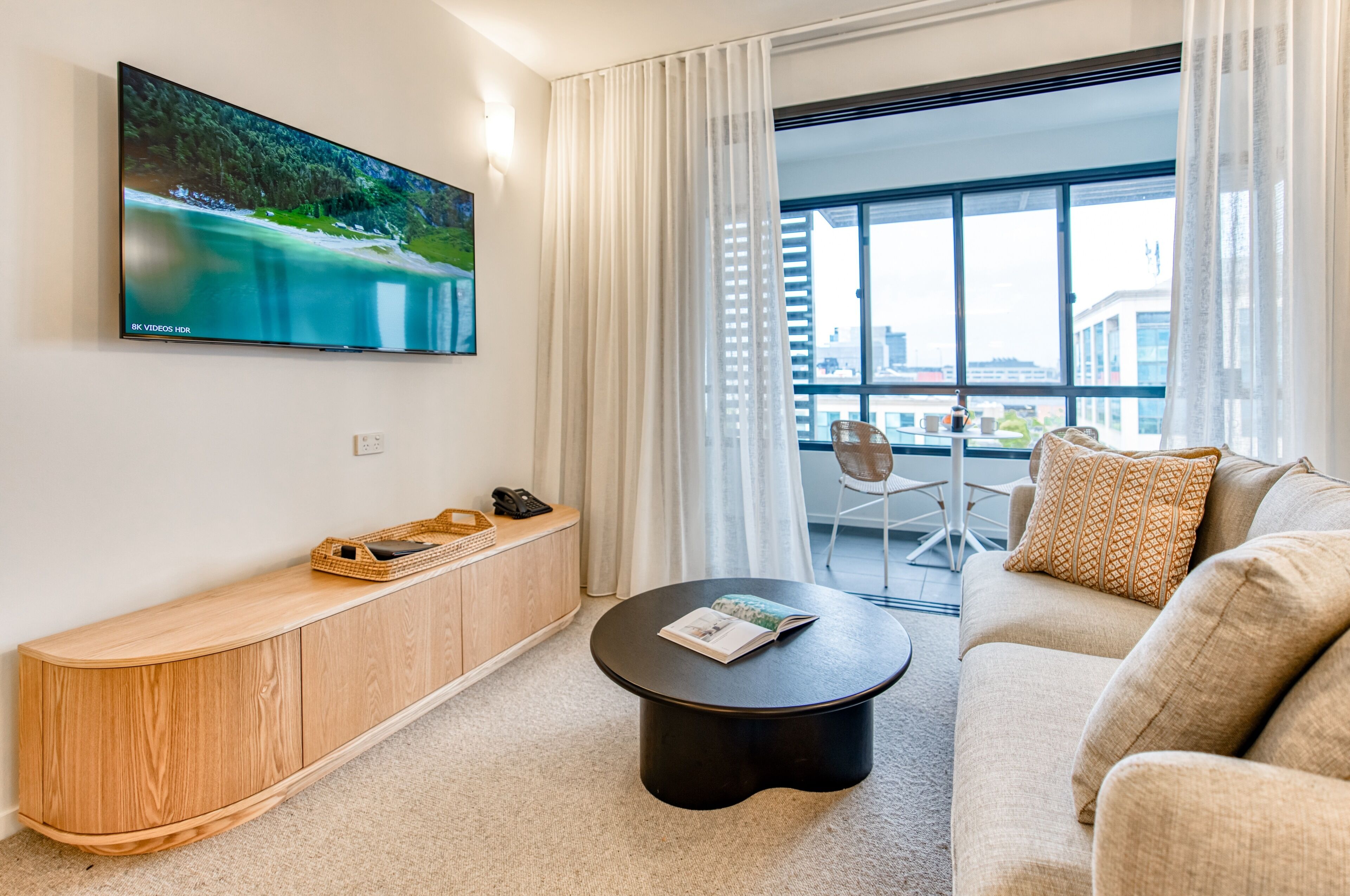 Apartemen, 2 kamar tidur | Area keluarga | Televisi layar datar 42-inci dengan saluran TV kabel dan TV LCD