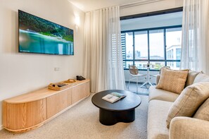 公寓, 2 间卧室 | 起居区 | 42-英寸纯平电视 （配备有线频道）、液晶电视