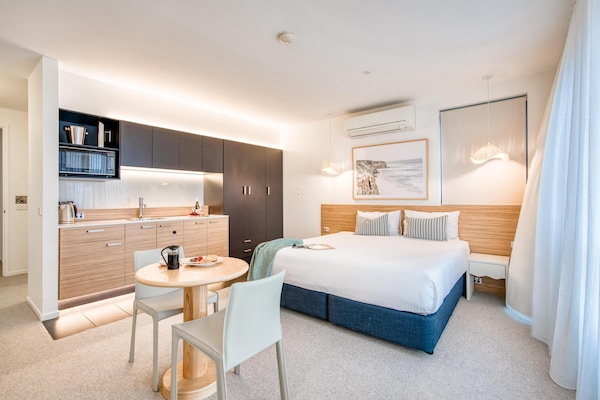 Ruang kerja komputer riba, kalis bunyi, seterika/papan seterika