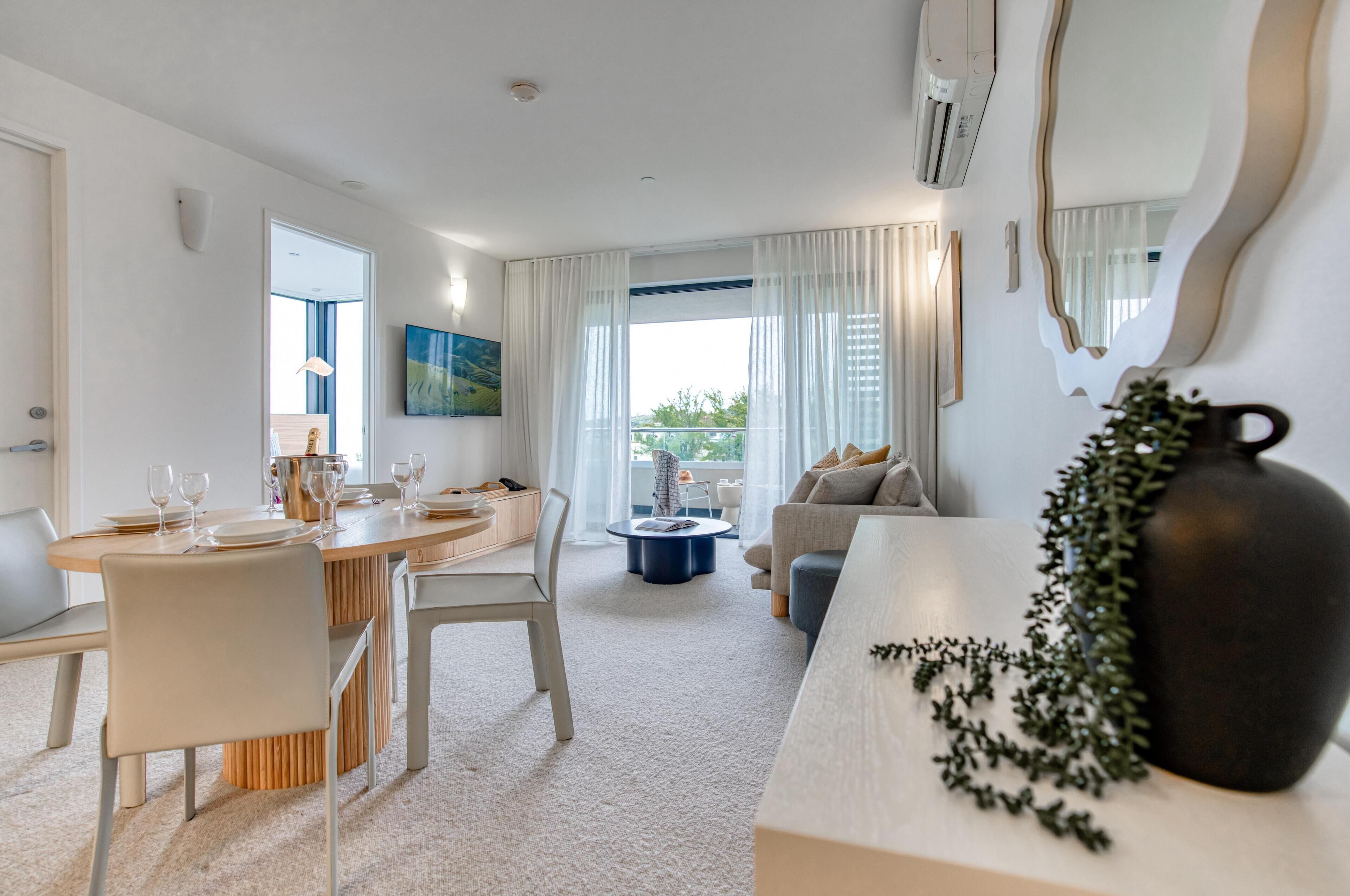 Appartement Deluxe, 2 chambres, vue sur la baie | Espace de travail pour ordinateurs portables, système d’insonorisation