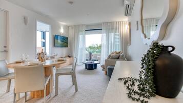 Appartement Deluxe, 2 chambres, vue sur la baie | Espace de travail pour ordinateurs portables, système d’insonorisation
