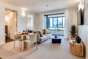 Laptop workspace, soundproofing, iron/ironing board, cots/infant beds - Oaks Vue Suites Geelong (Geelong)