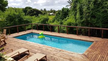 Utomhuspool, parasoller och solstolar