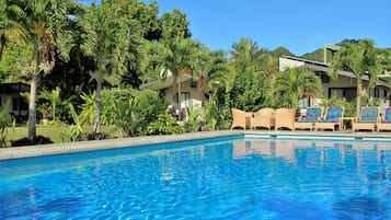 Piscine extérieure, parasols de plage, chaises longues
