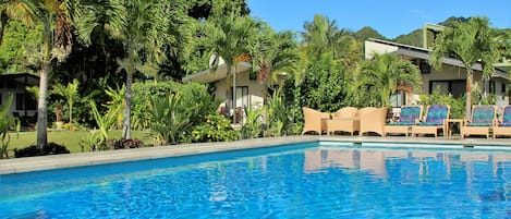 Piscine extérieure, parasols de plage, chaises longues