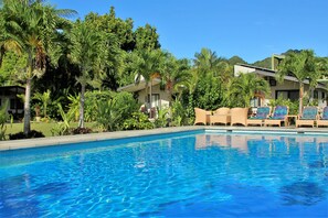 Outdoor pool, pool umbrellas, sun loungers - Muri Beach Resort (Rarotonga)