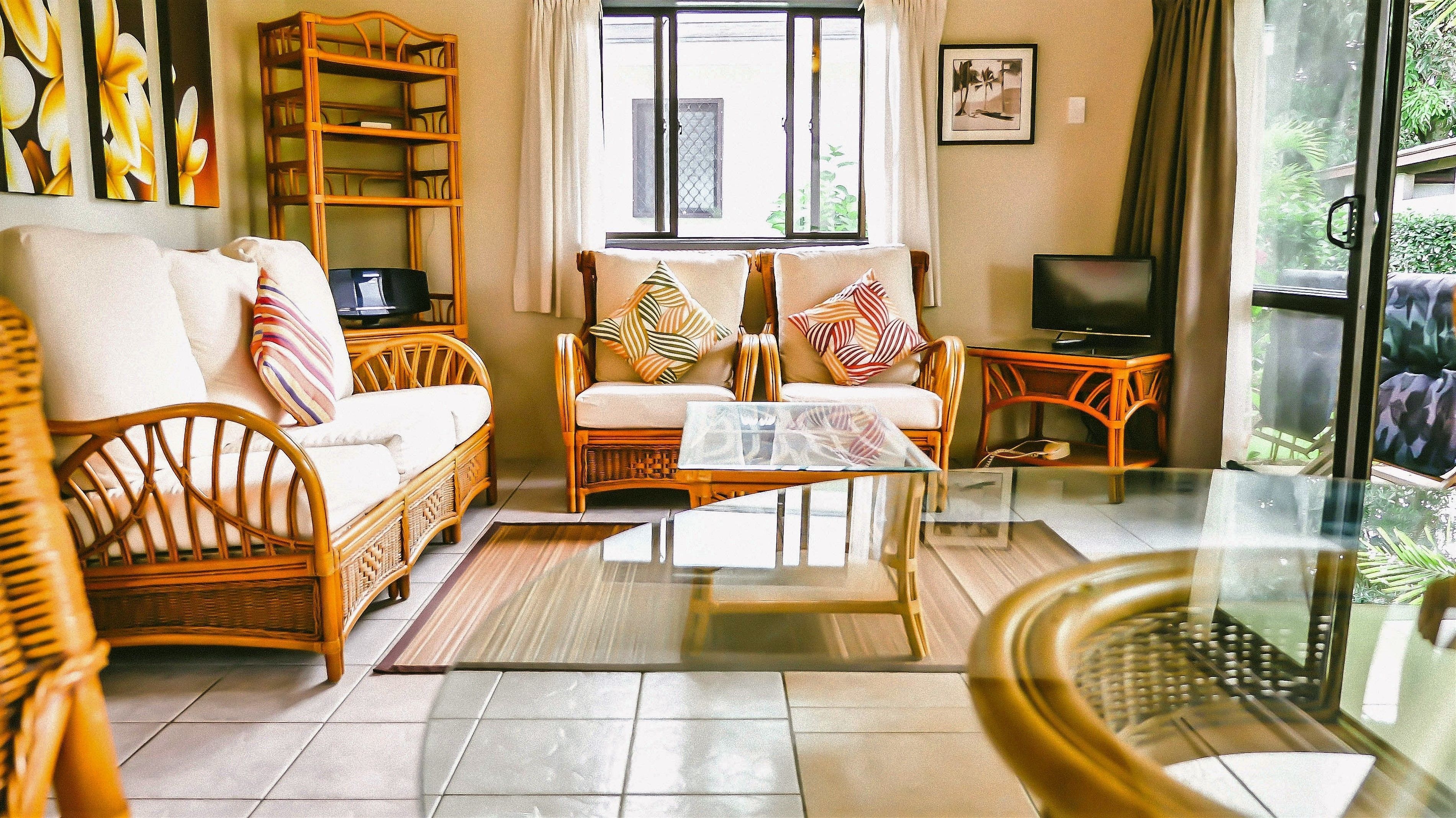 flat-screen tv, dvd player