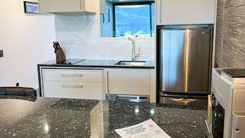 Premier-Studiosuite, 1 King-Bett, barrierefrei, Seeblick | Eigene Küche | Großer Kühlschrank, Mikrowelle, Wasserkocher mit Kaffee-/Teezubehör
