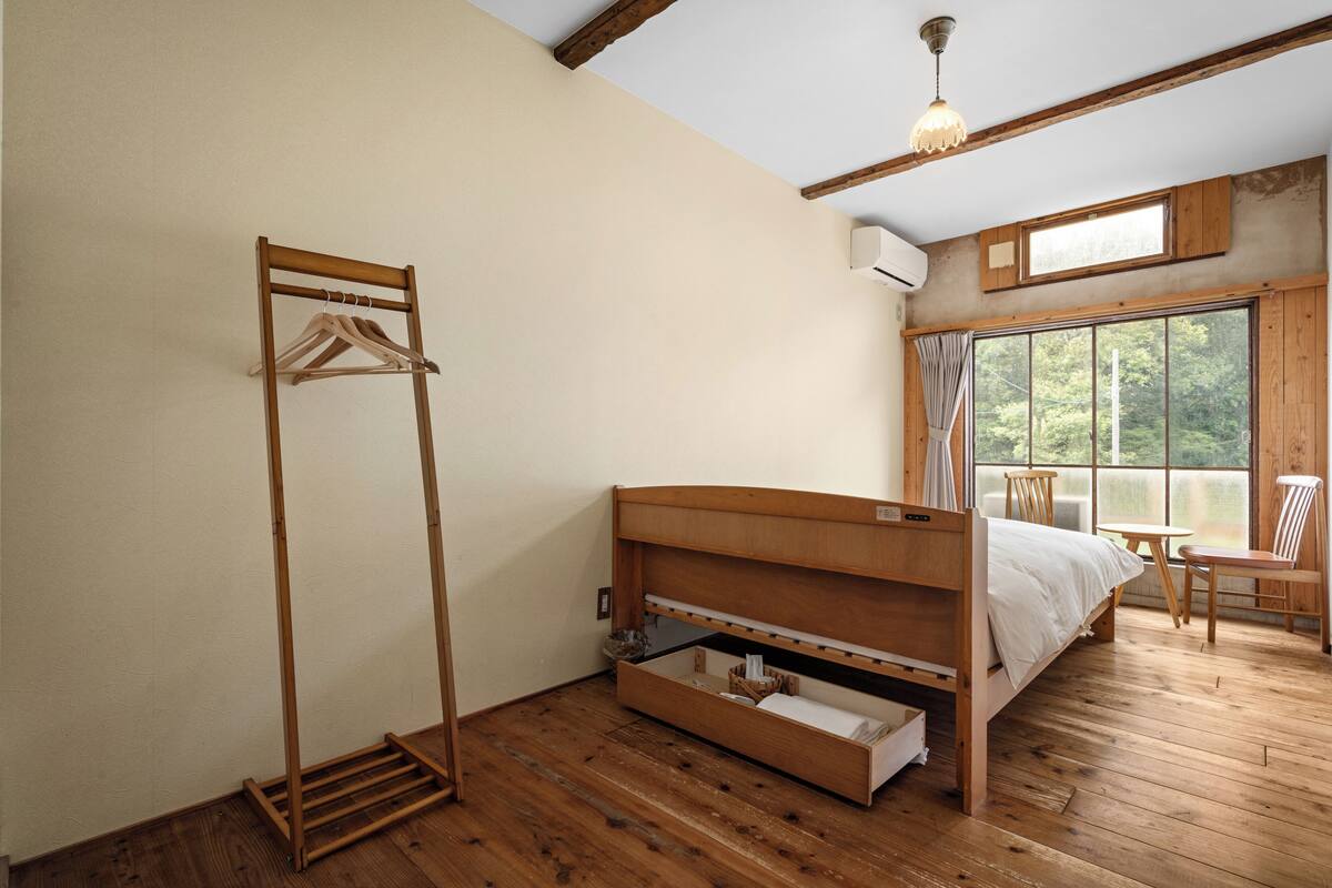 Down duvets, laptop workspace, free WiFi, bed sheets