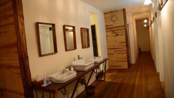 Shower, hydromassage showerhead, free toiletries, hair dryer