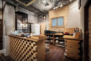 Fridge, microwave, rice cooker, cookware/dishes/utensils - The Deer Park Inn (Nara)