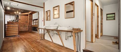 Douche, douche hydromassante, articles de toilette gratuits