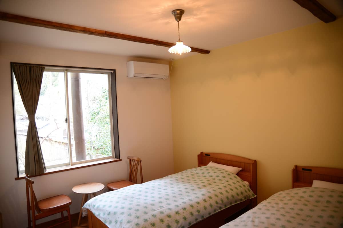 Chambre avec lits jumeaux, salle de bains commune (Non-smoking)