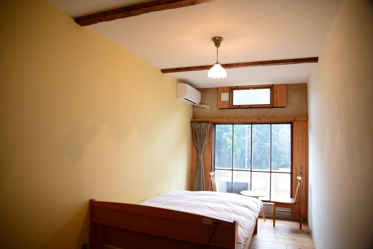 Down duvets, laptop workspace, free WiFi, bed sheets