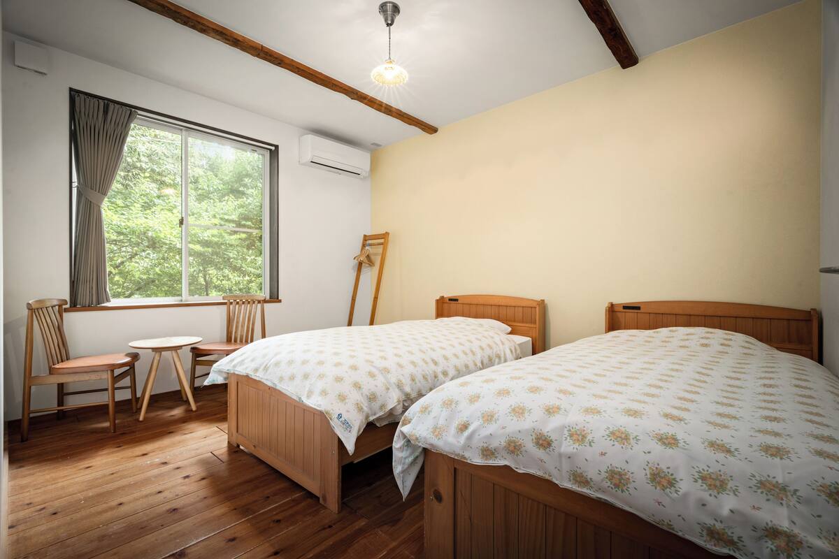 Down duvets, laptop workspace, free WiFi, bed sheets