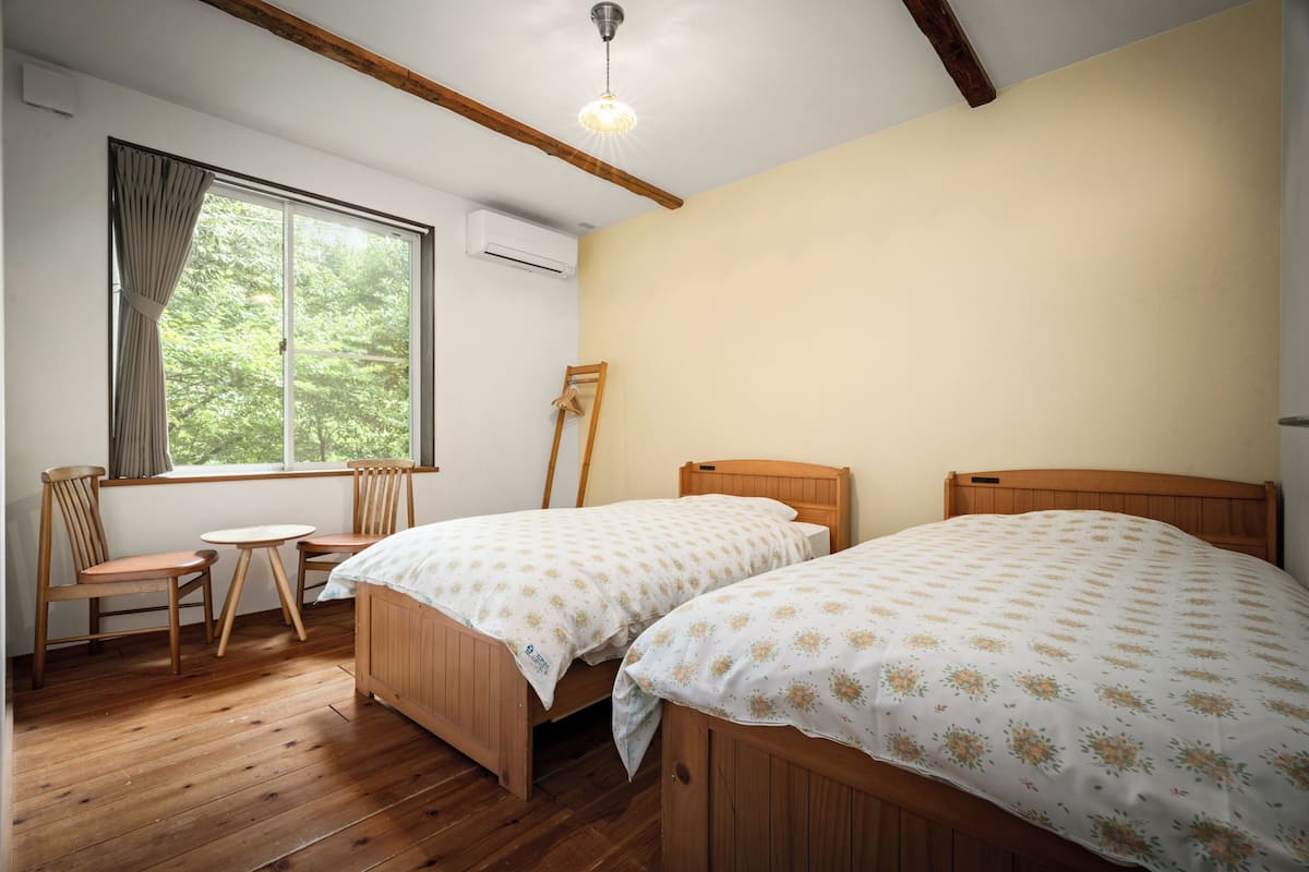 Twin Room, Shared Bathroom (Non-smoking)