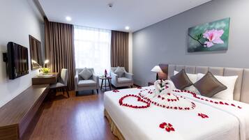 Deluxe Room | Minibar, in-room safe, desk, blackout drapes