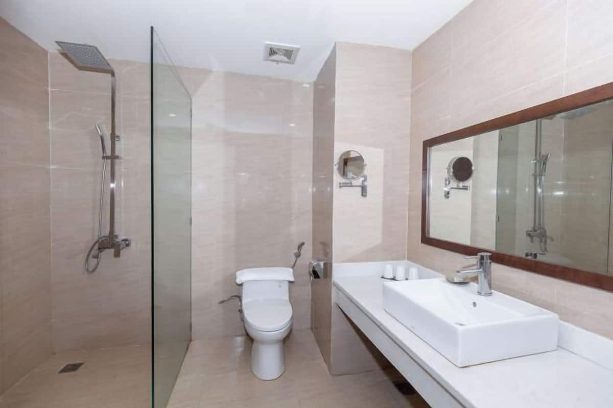 Badezimmer | Duschwanne, Komfortbadewanne, kostenlose Toilettenartikel, Haartrockner