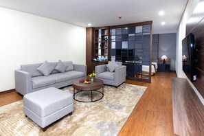 Suite – executive | Minibar, safe på rommet, skrivebord og blendingsgardiner