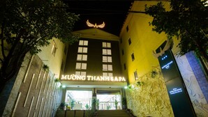 Een gebouw met een bord waarop staat: MUONG THANH SPA.