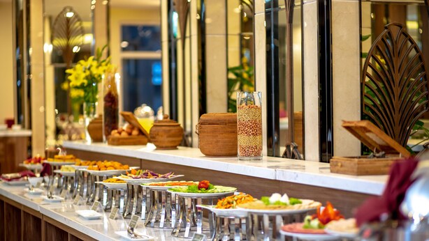 Een buffet met diverse gerechten en bestek.