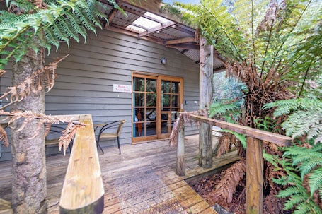 Tabla de planchar con plancha y ropa de cama